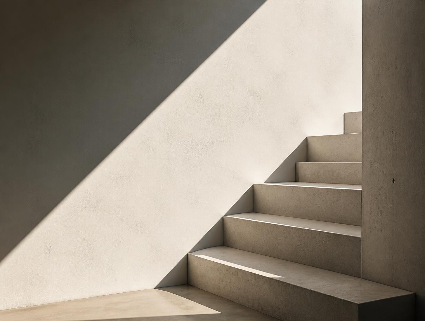 Betonnen trap met sterk zonlicht en schaduwlijnen